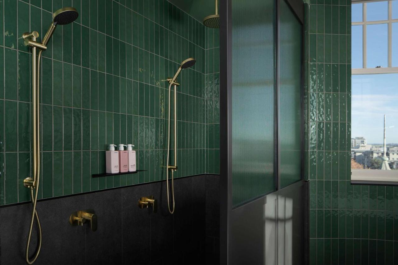 Qt Newcastle Ξενοδοχείο Εξωτερικό φωτογραφία Bathroom with shower