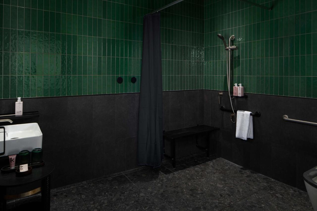 Qt Newcastle Ξενοδοχείο Εξωτερικό φωτογραφία A shower with a shower curtain
