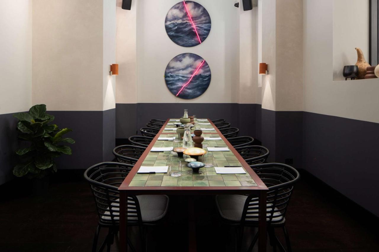 Qt Newcastle Ξενοδοχείο Εξωτερικό φωτογραφία The communal table at the restaurant