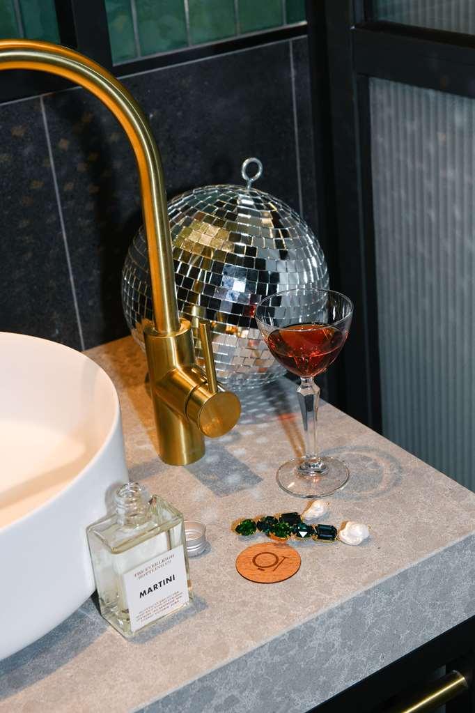 Qt Newcastle Ξενοδοχείο Εξωτερικό φωτογραφία A disco ball in a bathroom